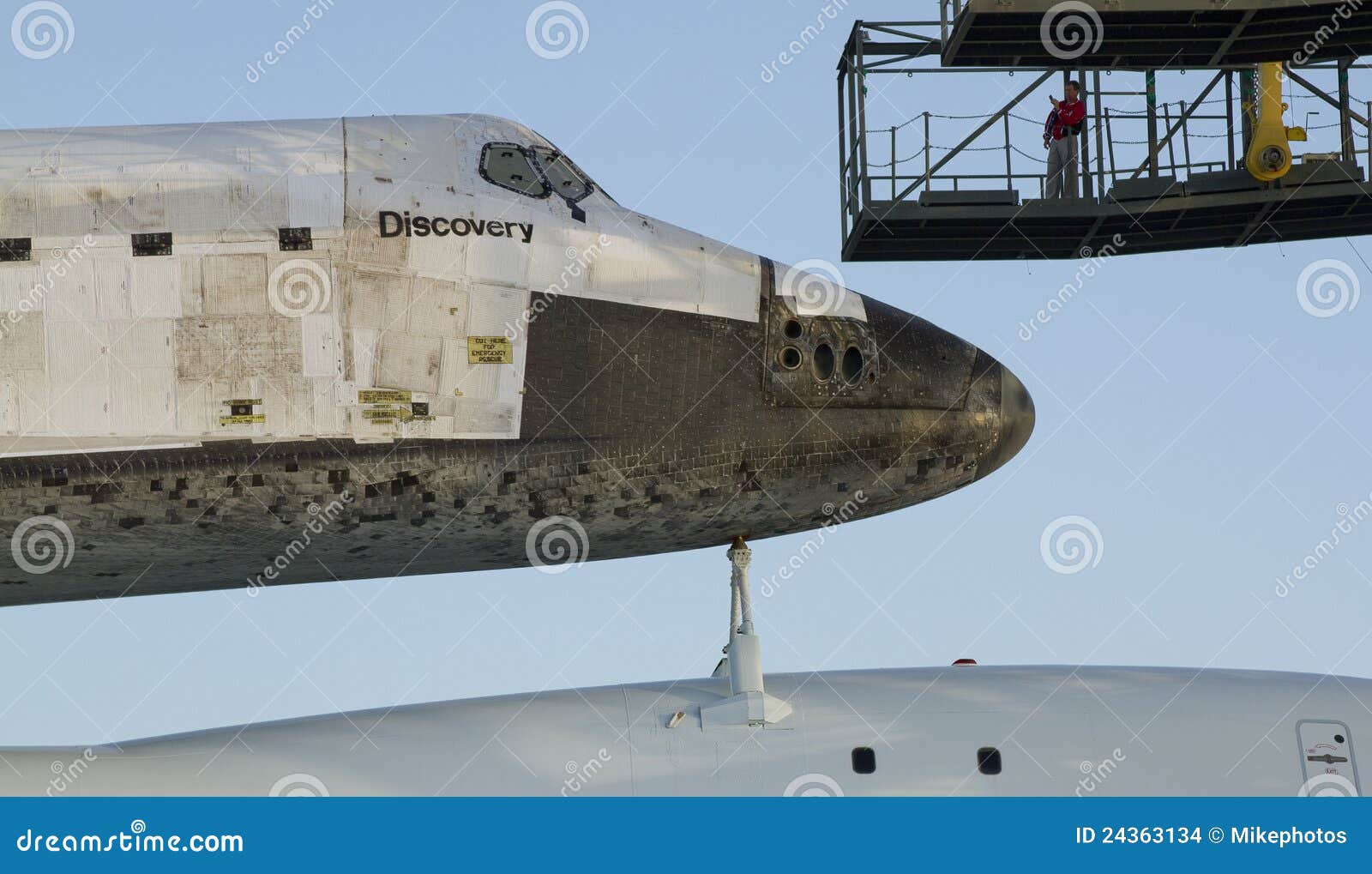 Die Raumfähre-Entdeckung ist Doppelpol oben auf die NASA konvertierte 747 für eine Reise in das Smithsonian. Die Raumfähre sind zurückgezogen worden und werden jetzt auf Bildschirmanzeige sein, damit Besucher erfahren.