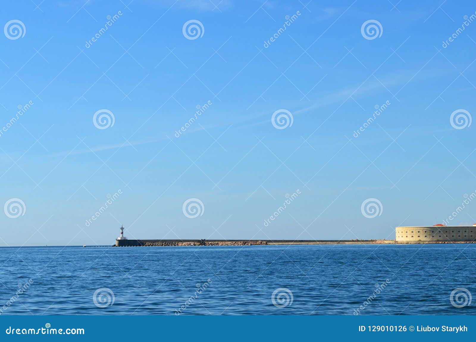 Ravelin de Konstantinovsky na baía de Sevastopol verão, céu azul, bom tempo