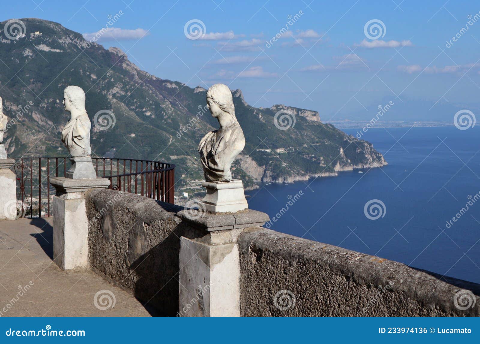 ravello - busti sulla terrazza dell`infinito di villa cimbrone