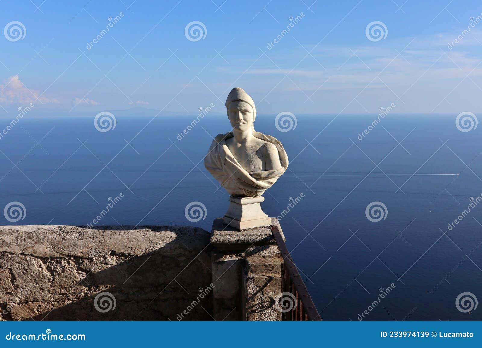 ravello - busto sulla terrazza dell`infinito di villa cimbrone