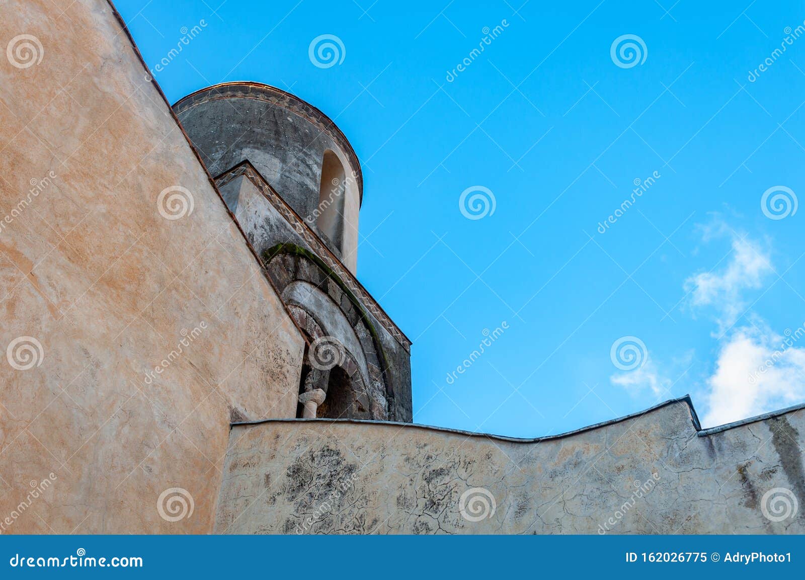 ravello, con il golfo di napoli alle spalle e vicino ad amalfi, sorrento e pompei. veduta della chiesa di `santa maria a gradillo`