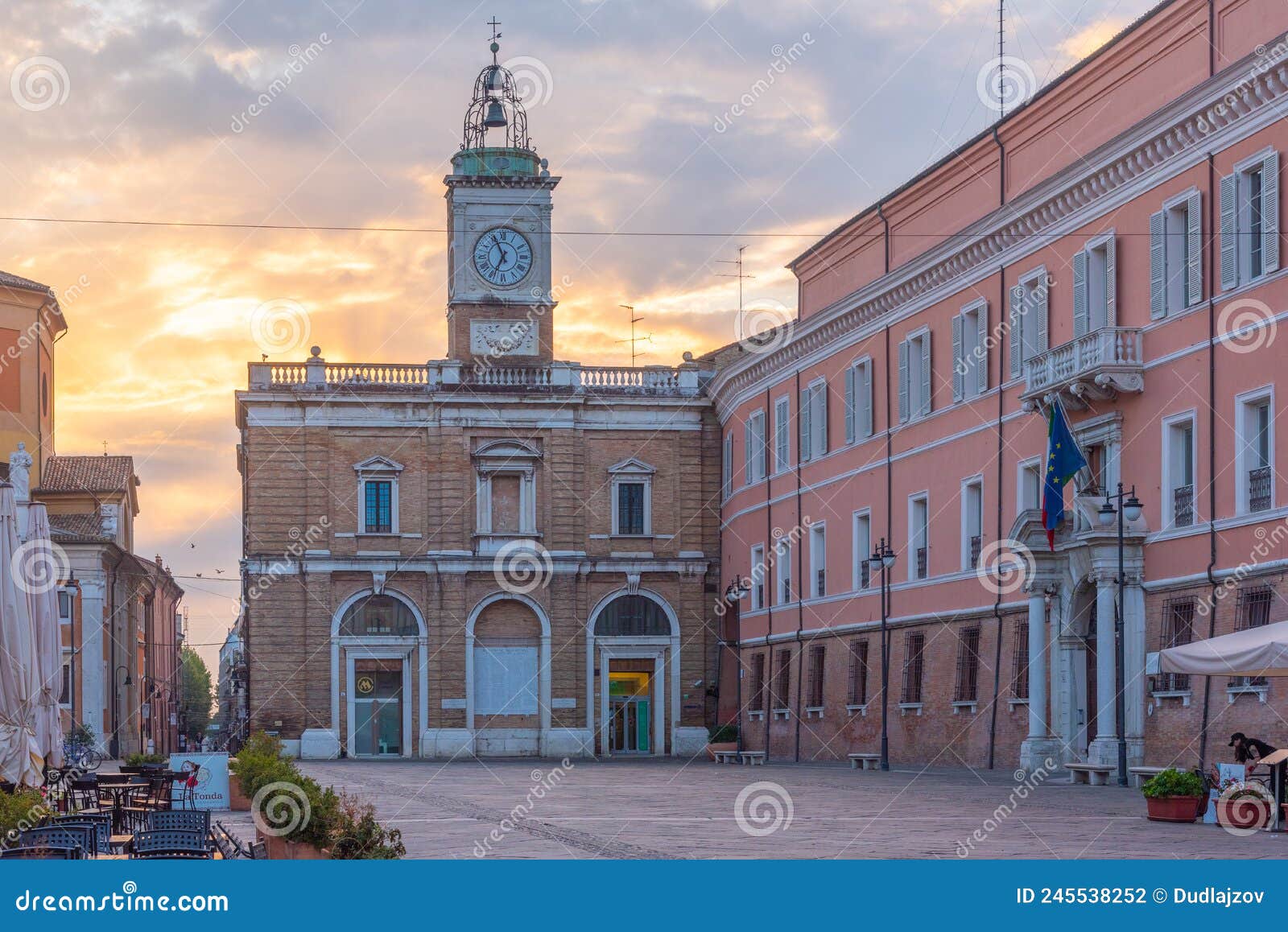 Ravena Itália 1 Setembro 2021 : Vista Do Nascer Do Sol Piazza Del Polo Na  Cidade Italiana De Ravenna Fotografia Editorial - Imagem de patrimônio,  nascente: 245538252