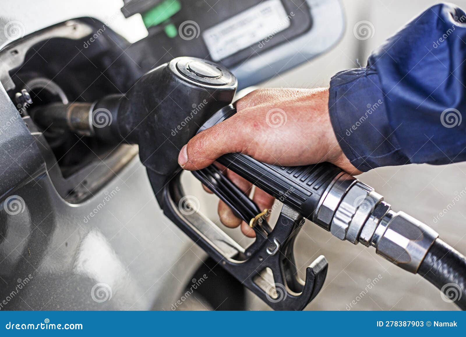 Ravitaillement De La Voiture à Une Pompe à Essence. Remplissage Manuel  Homme Et Pompage De L'essence Huile La Voiture Avec Du Carb Image stock -  Image du véhicule, service: 278387903