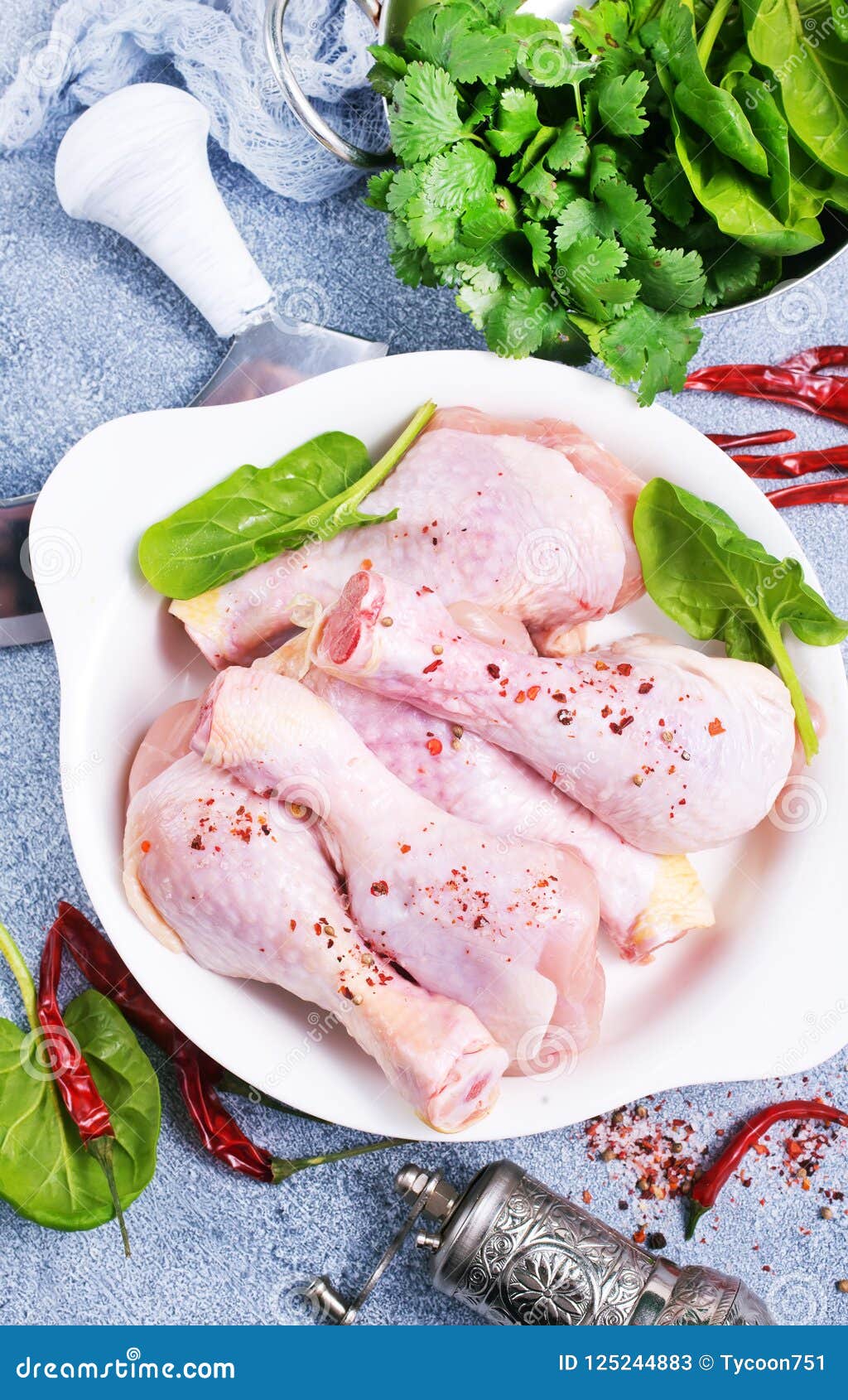 Chicken legs with spinach stock image. Image of lettuce 125244883