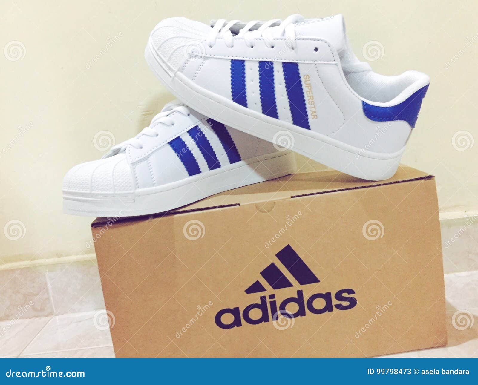 Rayas azules de Adidas foto de archivo editorial. de rayas - 99798473