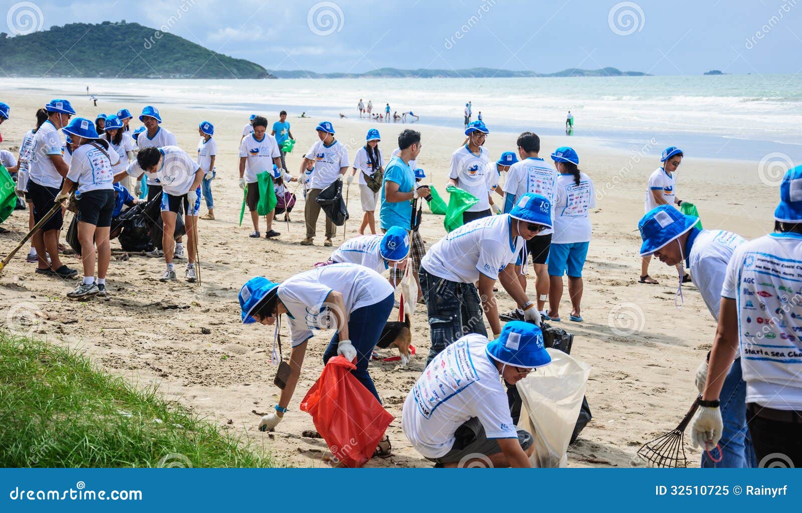 Rayong,Thailand: September 15 2012. Unidentified People Cleaning ...