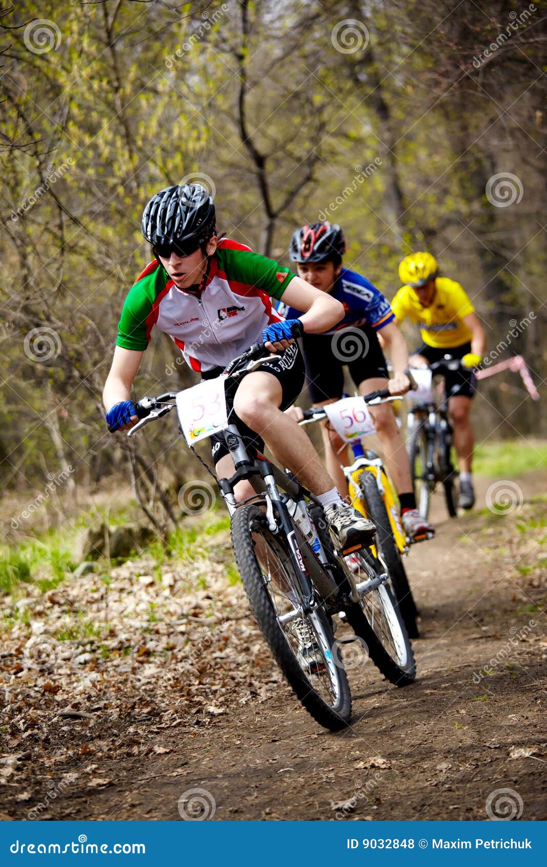 Raza de relais a campo través de la bici de montaña. ALMATY, KAZAKHSTAN - 5 de abril: Ivan Korolev (N53) en la acción en la raza de relais a campo través en Almaty, Kazakhstan el 5 de abril de 2009.