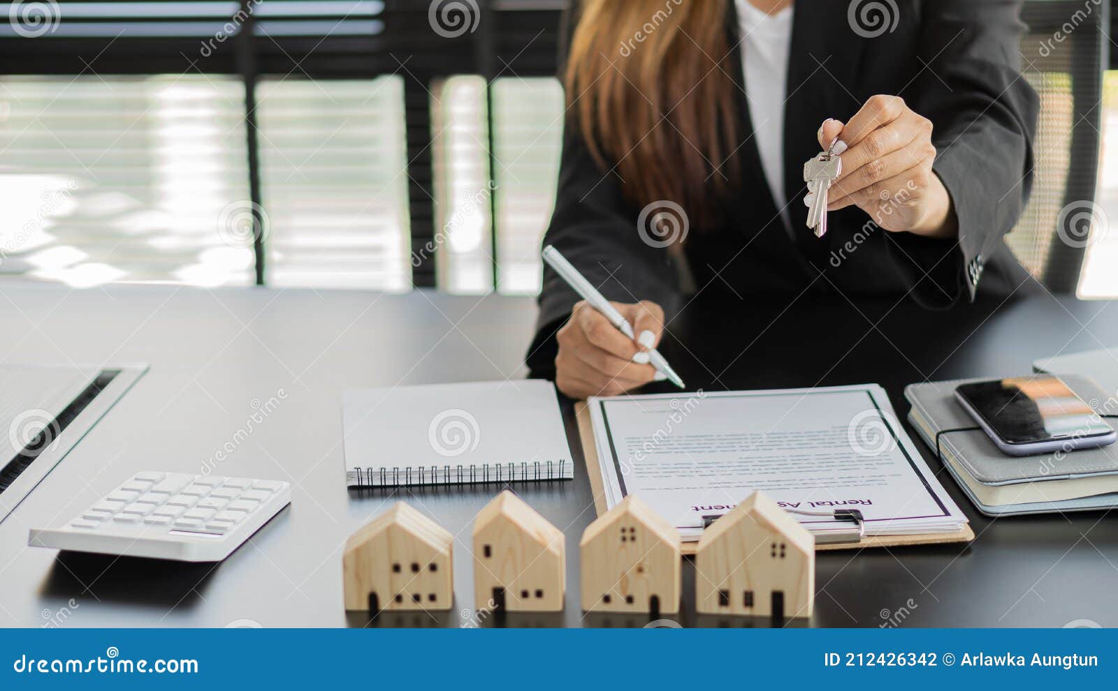 real estate agents and borrowing, debt contracts and housing investments. loan agreement for investors or buyers to sign for bank