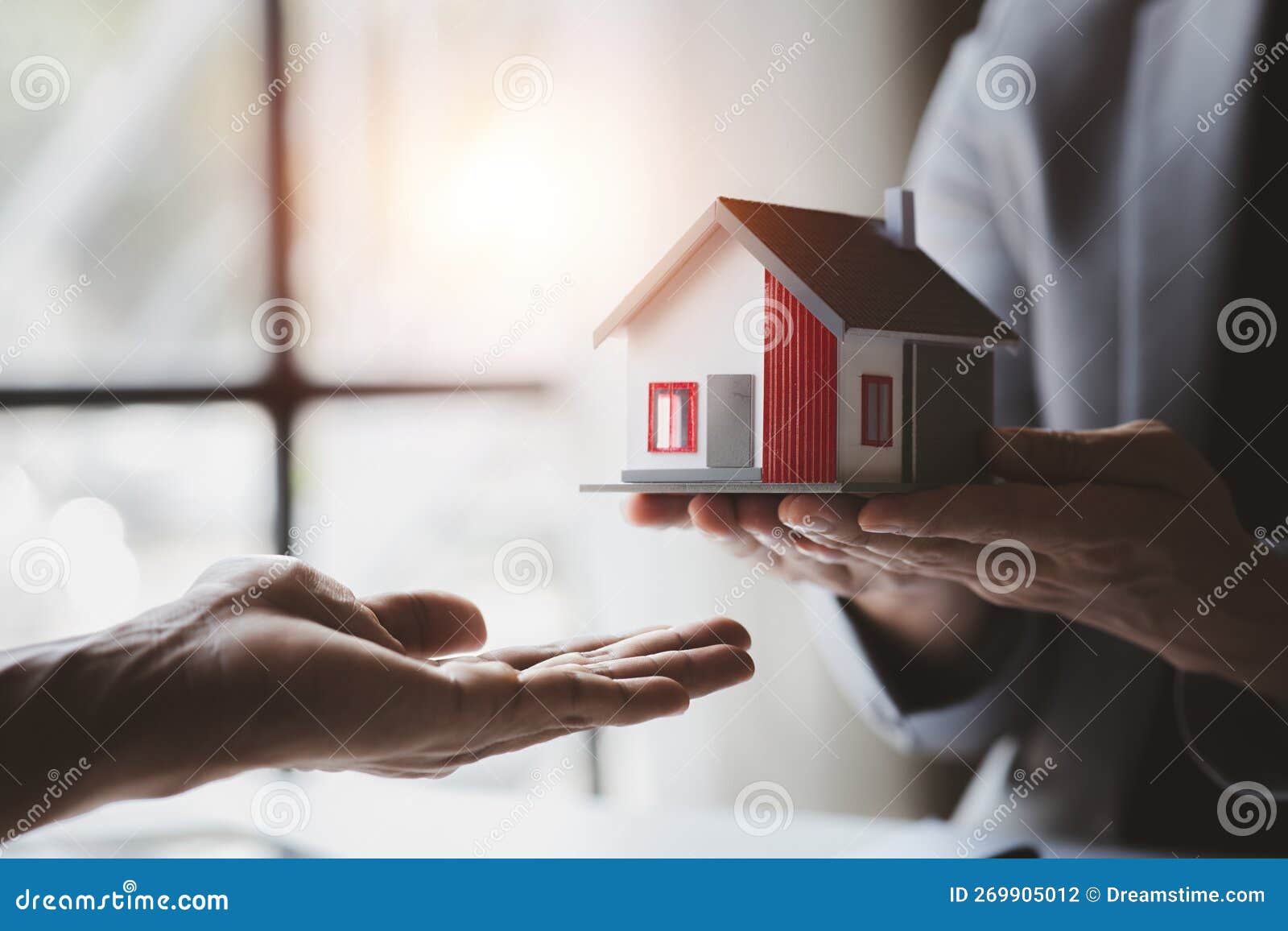 Real Estate Agents Explain Models of Housing Estates in Projects To