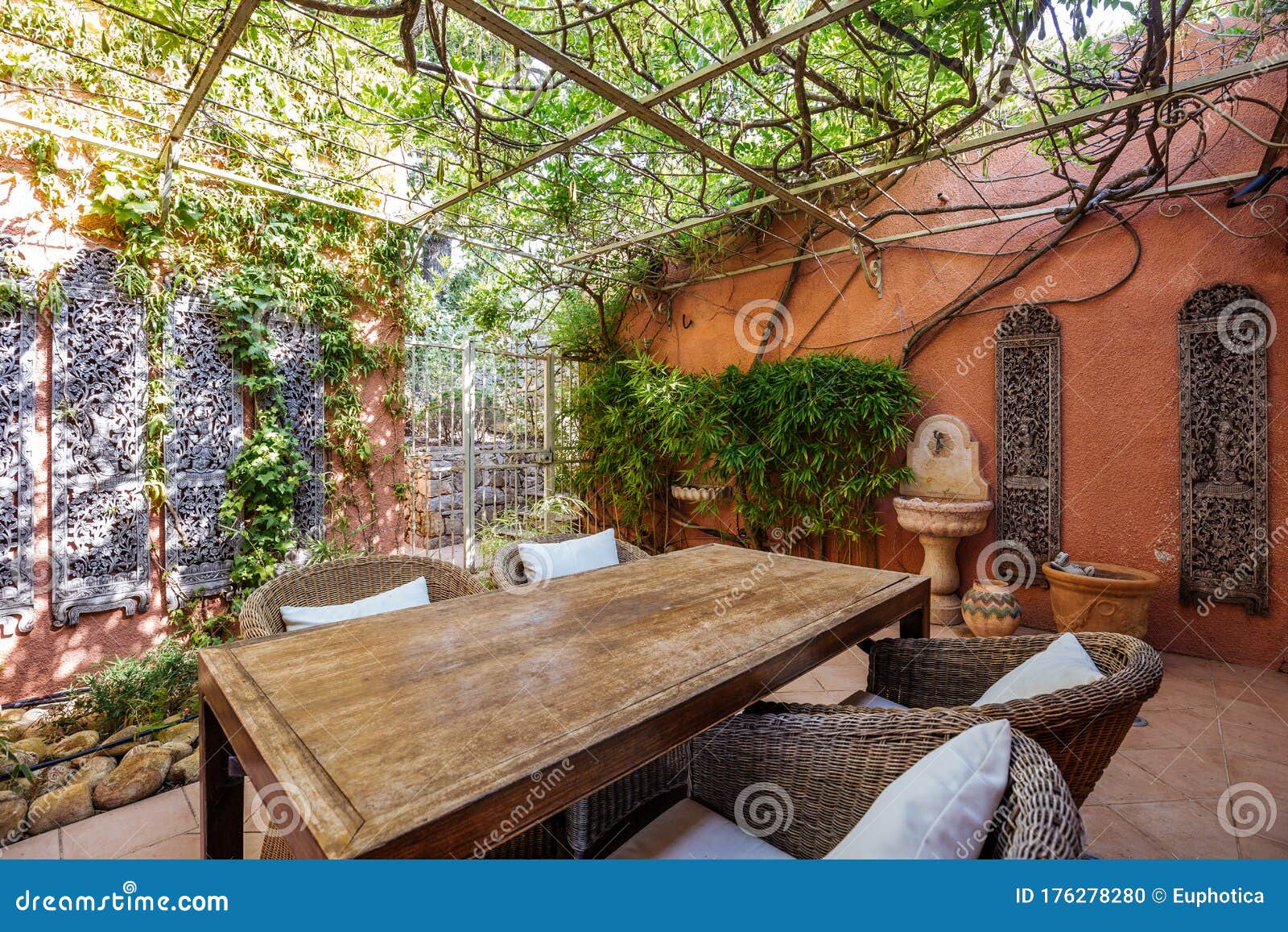 real estate photography villa, terrasse with table, chairs and plants