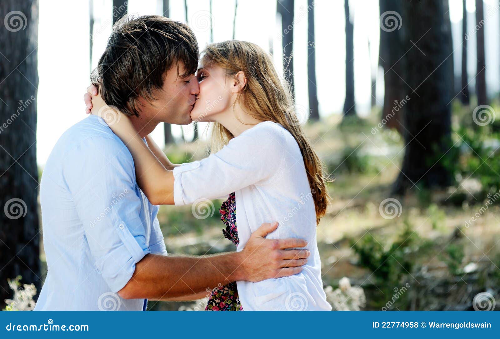Муж будет поцелуем. Муж и жена поцелуй. Муж и жена целуются. Фотосессия муж и жена поцелуй. Муж и жена милуются.