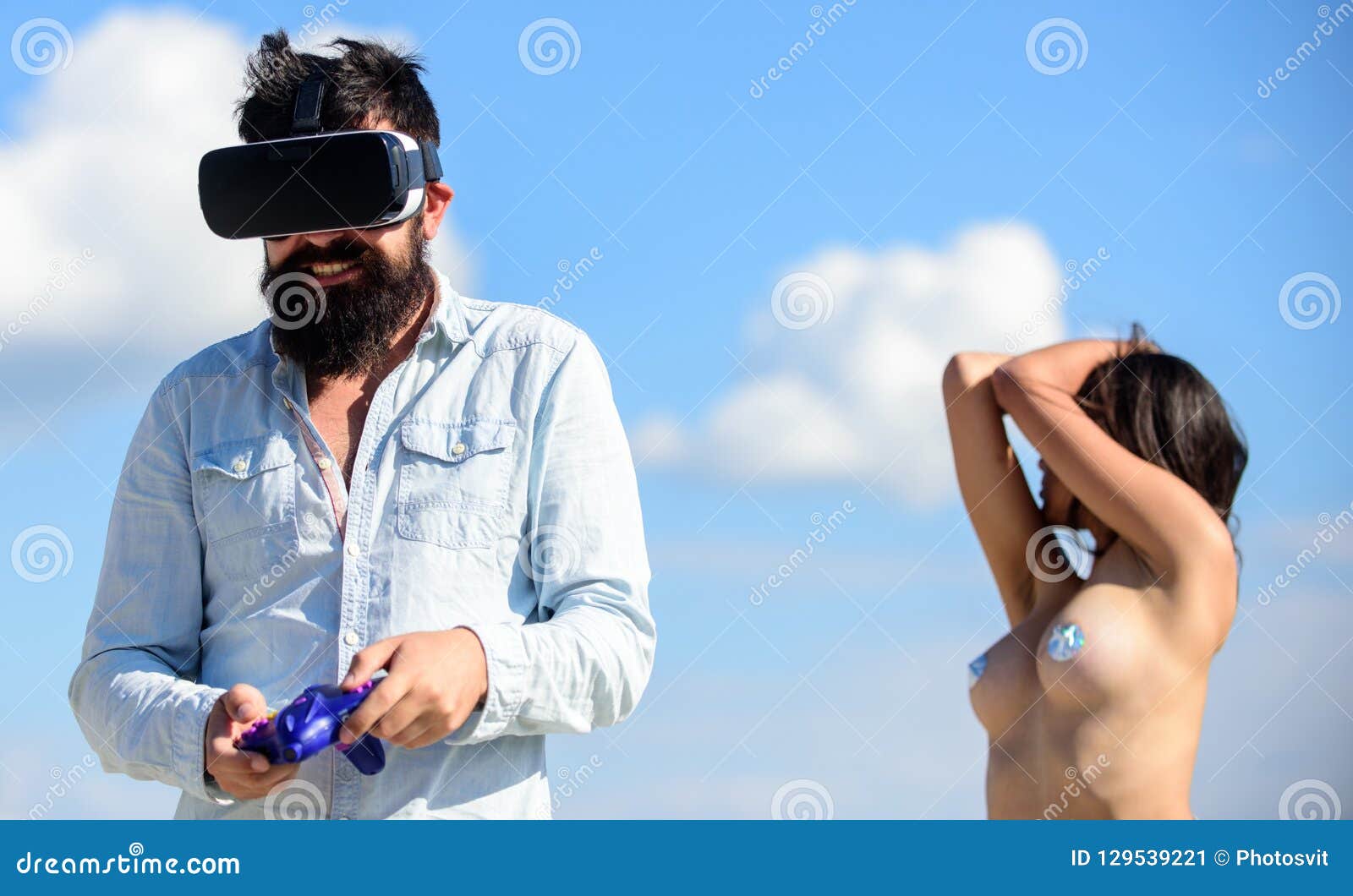 Grupo de amigos no sofá jogando videogame divertido e relaxando na sala de estar de casa junto com o controlador de internet aplicativo de esportes virtuais de jogos on-line e sofá jogadores