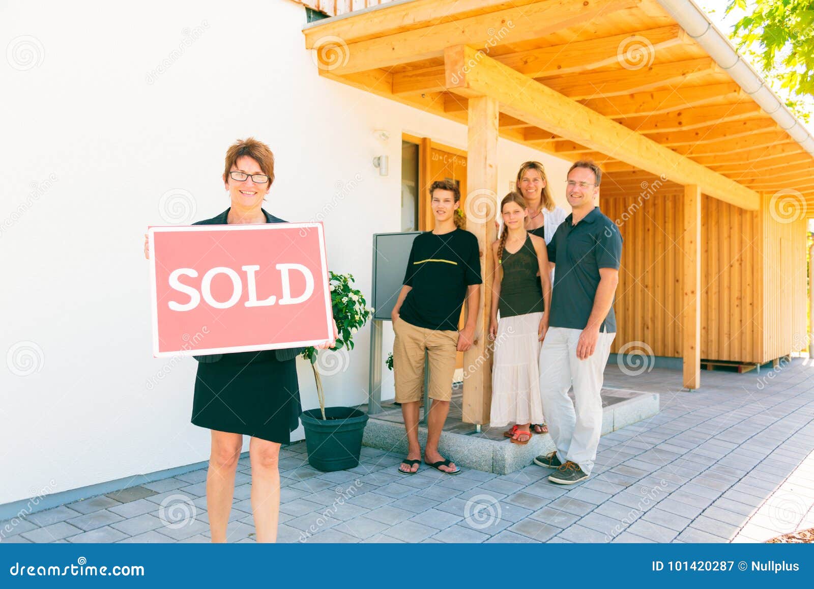realtor selling a house