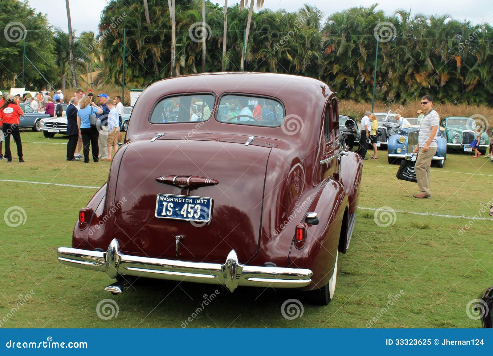 corvette - Hum...Corvette bizzarre, spécial et....... abandonnée !?!? Rear-view-classic-american-car-showing-stylish-trunk-bumper-tail-lamps-split-window-burgundy-buick-touring-sedan-33323625