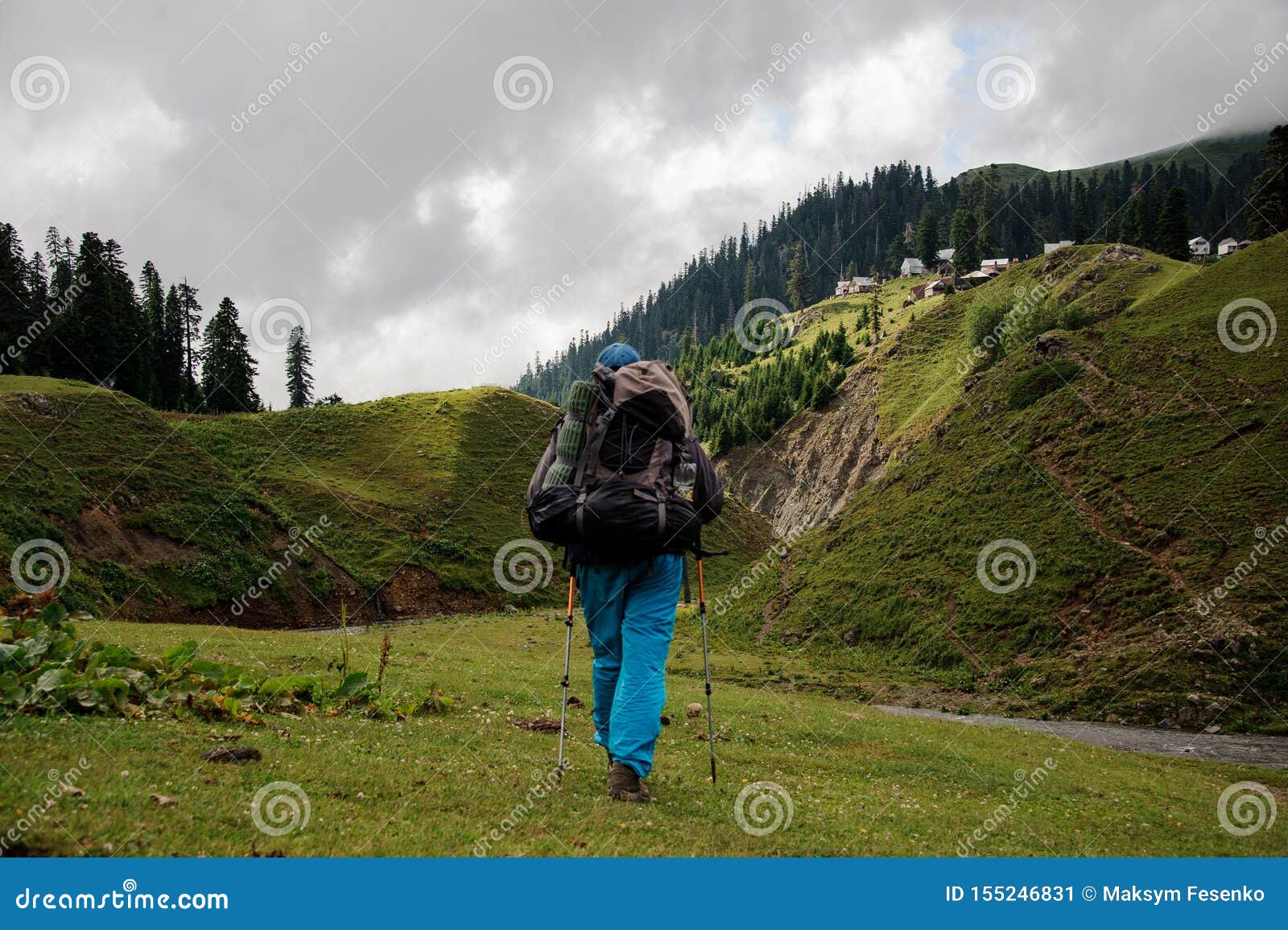 Пойду на холм. Человек идет по холму. Туристы идут по склону. Вверх по холму. Рота идет к холму фото.