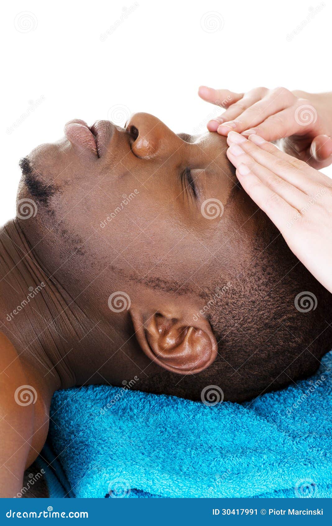 Recaiving Kopfmassage des schwarzen Mannes am Badekurort. Recaiving Kopfmassage des schwarzen Mannes am Badekurort, lokalisiert auf Weiß