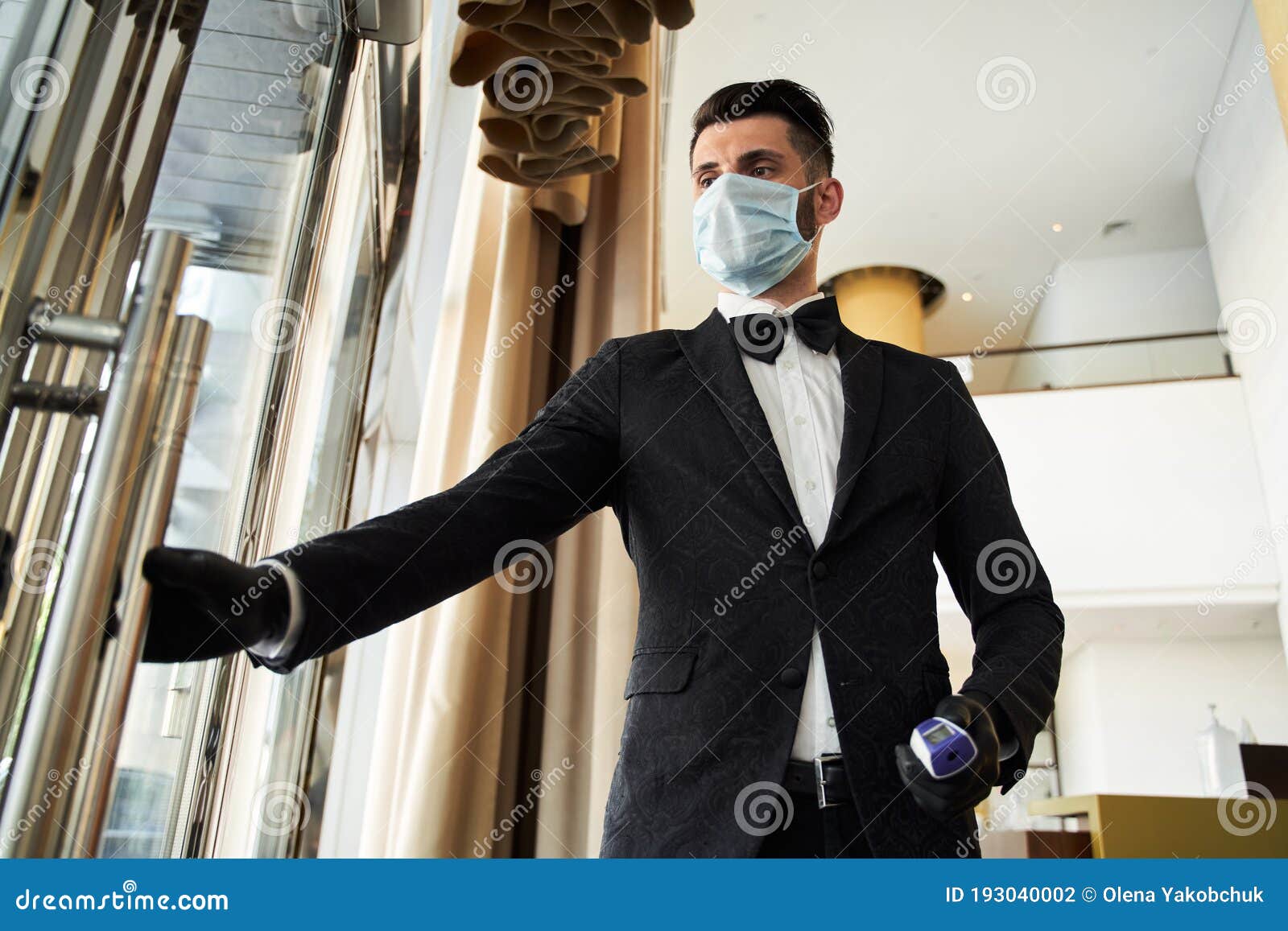 sábado Tomar un riesgo Contando insectos Recepcionista De Hotel Joven Trabajando Con Máscaras Médicas Y Guantes De  Goma Foto de archivo - Imagen de experto, hotel: 193040002