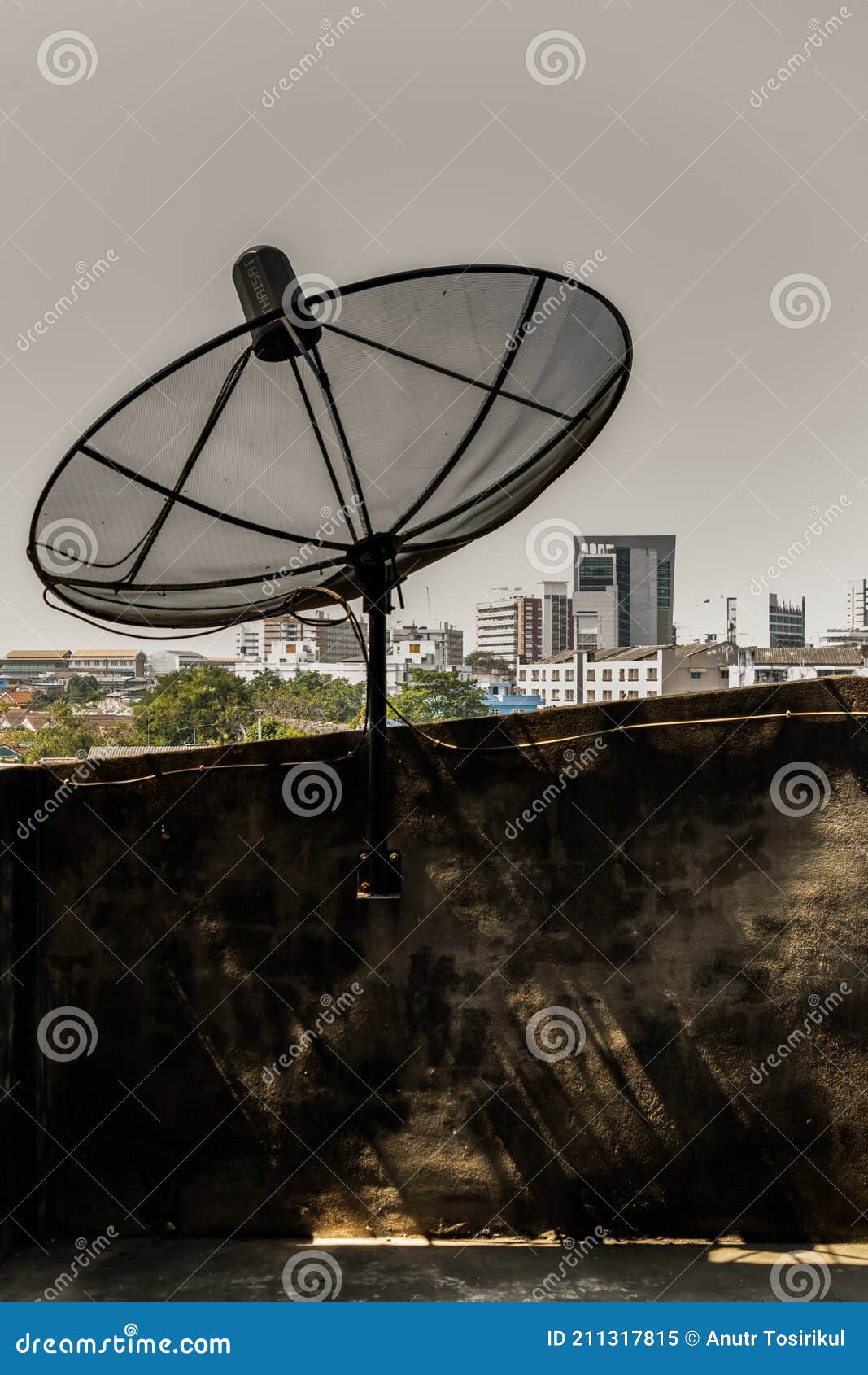 Receptor De Antena De Antena De Antena De Antena Parabólica Negro En Casa  Balcón Con Vistas a La Vista Urbana Imagen de archivo - Imagen de antena,  cemento: 211317815