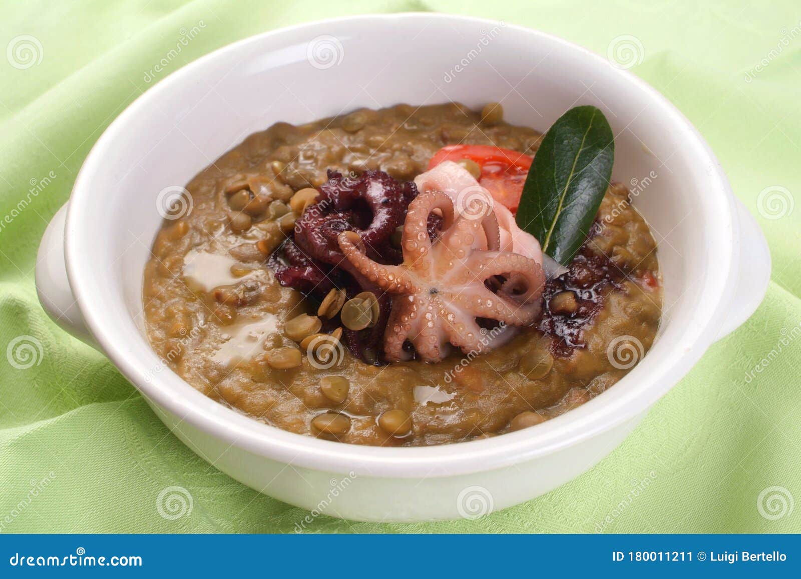 Recetas De Comida Italiana, Sopa De Pulpo Pequeño En Vino Tinto Y Lentejas  Imagen de archivo - Imagen de sano, cierre: 180011211