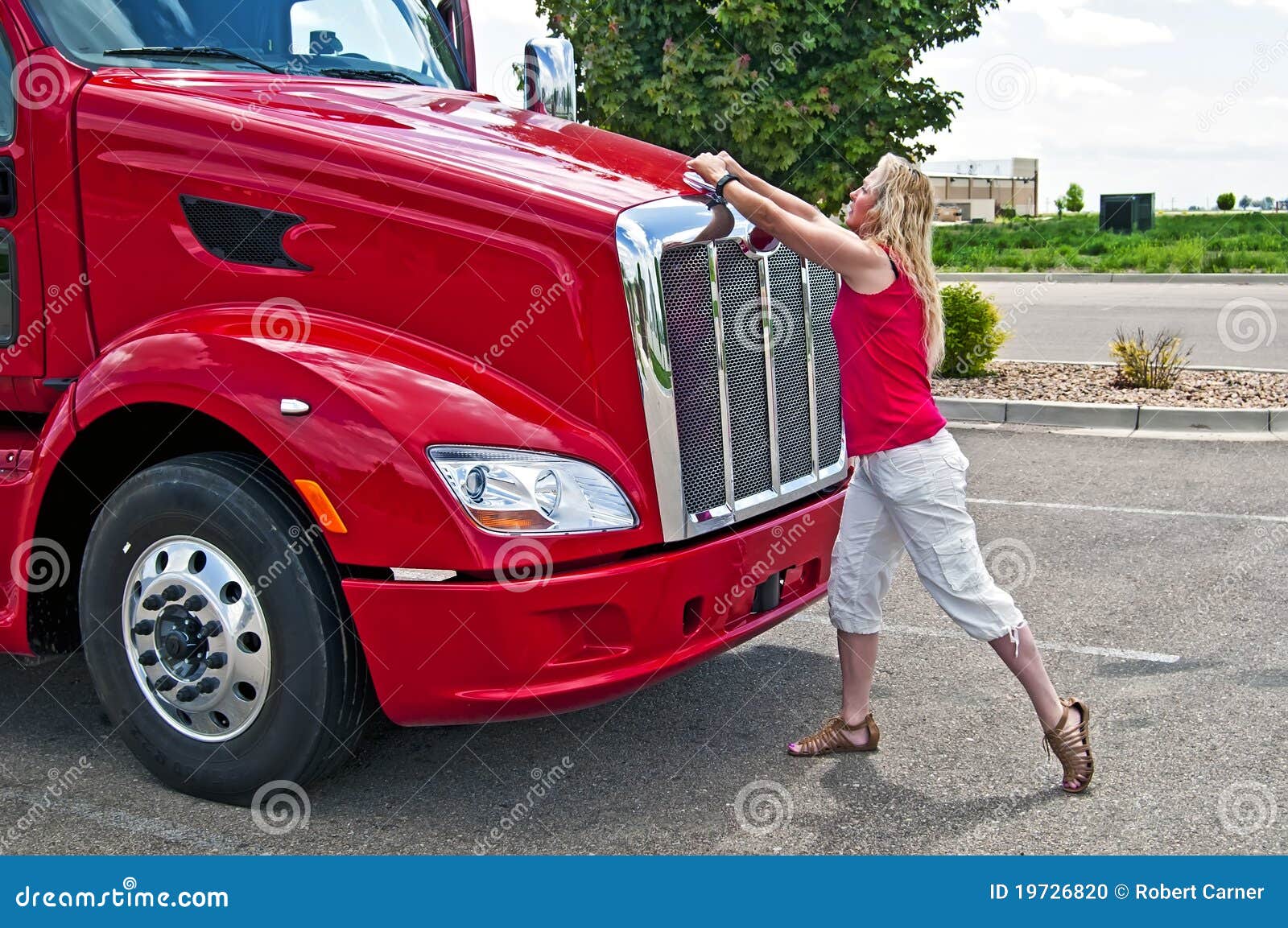 Recht Blonde Frau, Die Eine LKW-Haube öffnet. Stockfoto - Bild von träger,  fahrzeug: 19726820