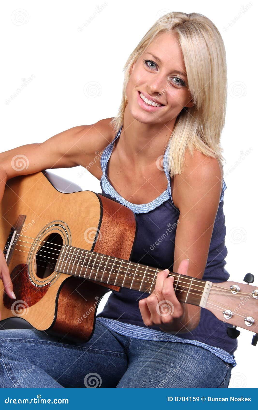 Recht blondes Mädchen und Gitarre. Herrlicher blonder Musiker, der eine Akustikgitarre spielt