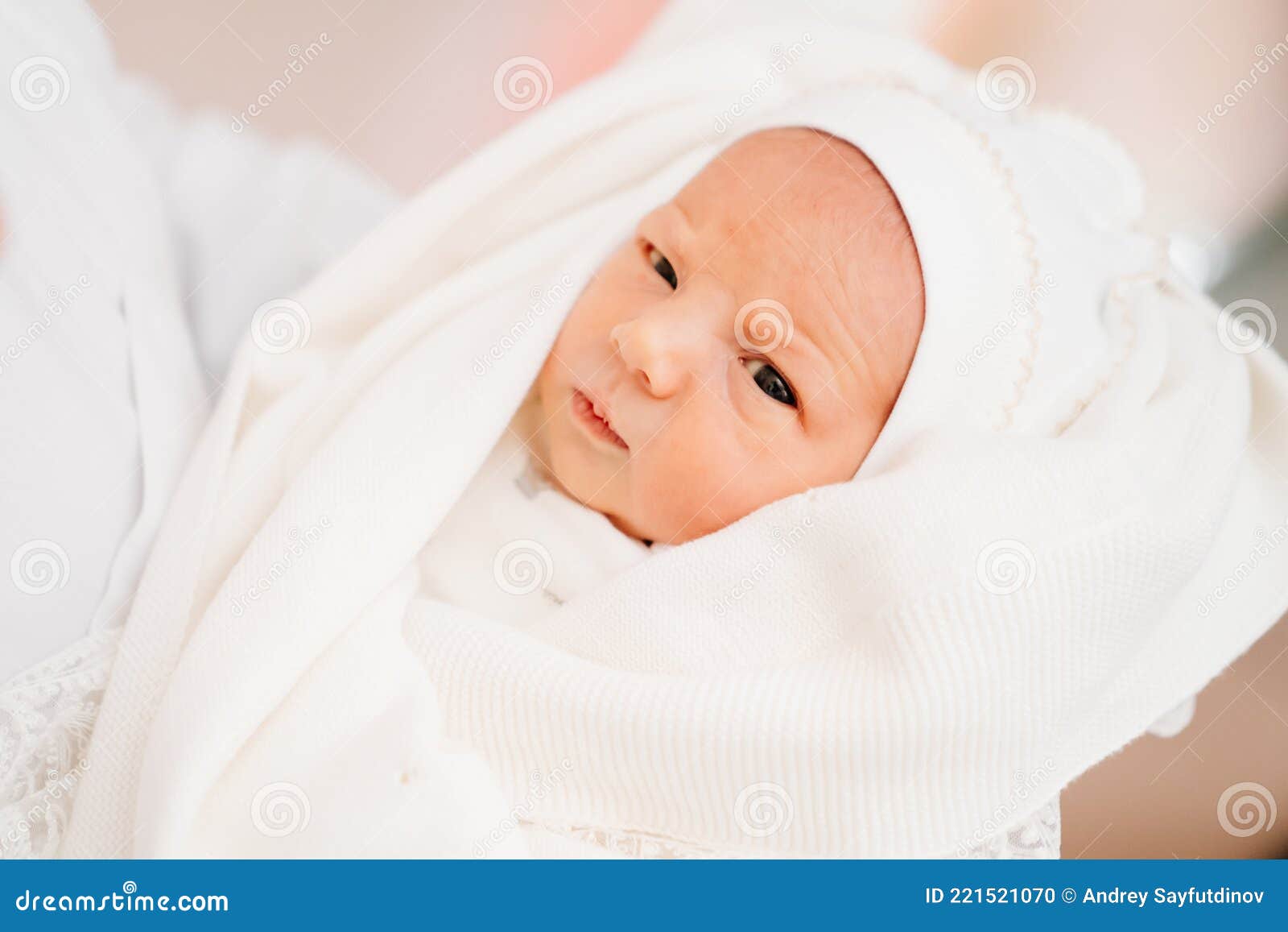 Recién Nacido Con Ropa Blanca En Manos De Sus Vestimenta Para El Alta Hospitalaria Foto de - Imagen de muchacha, poco: 221521070