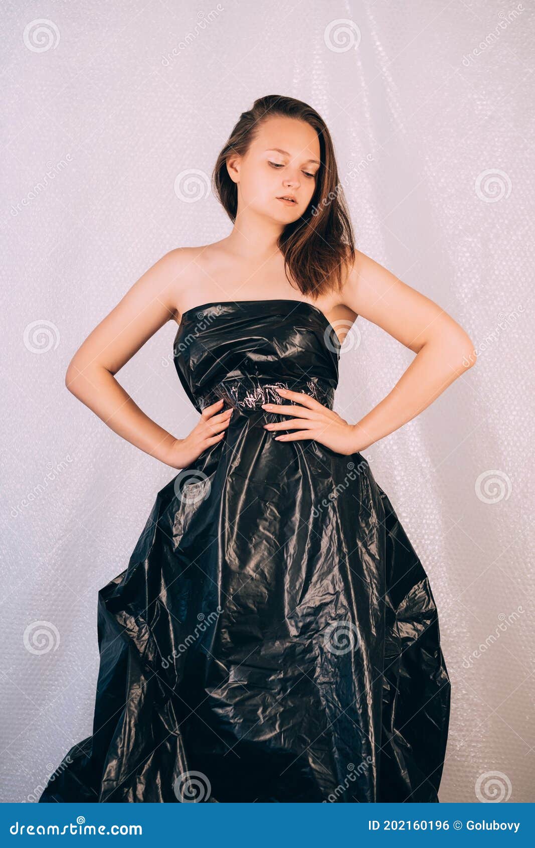 Mónica Cruz y su sorprendente vestido hecho con bolsas de basura