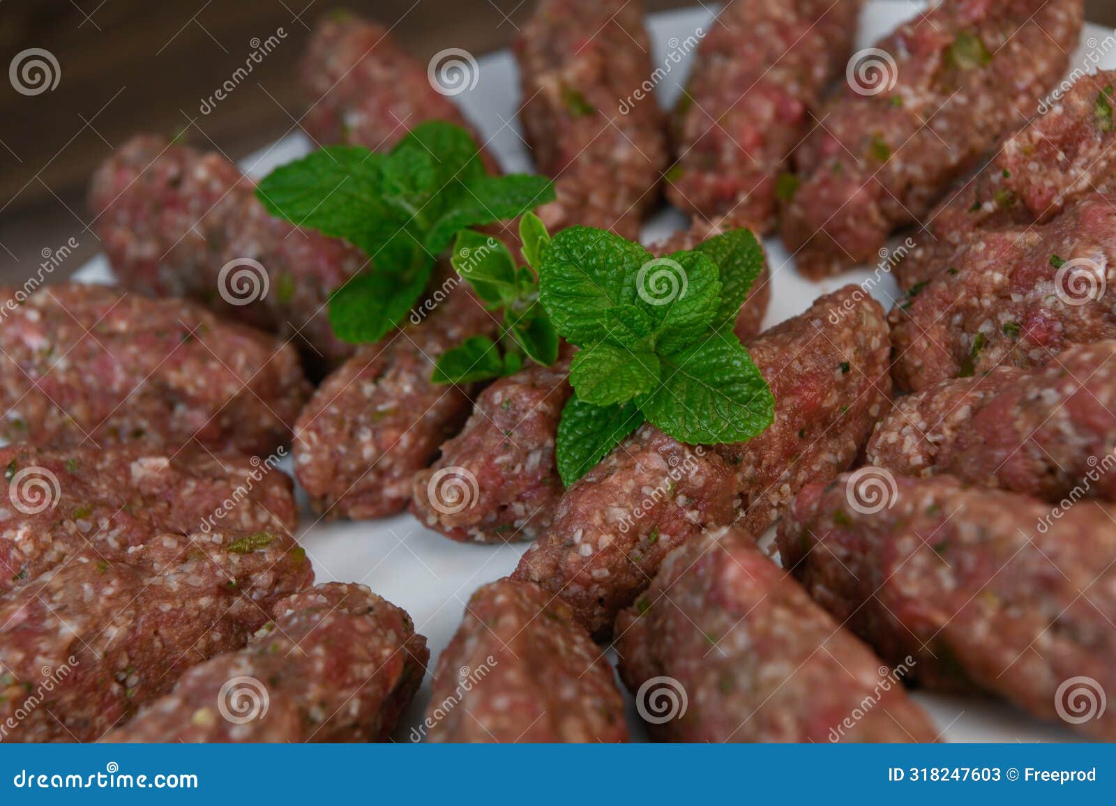 recipe for lebanese kebbe nayyhe, raw minced beef, marjoram, mint, onions, crushed wheat, seven spices, cinnamon