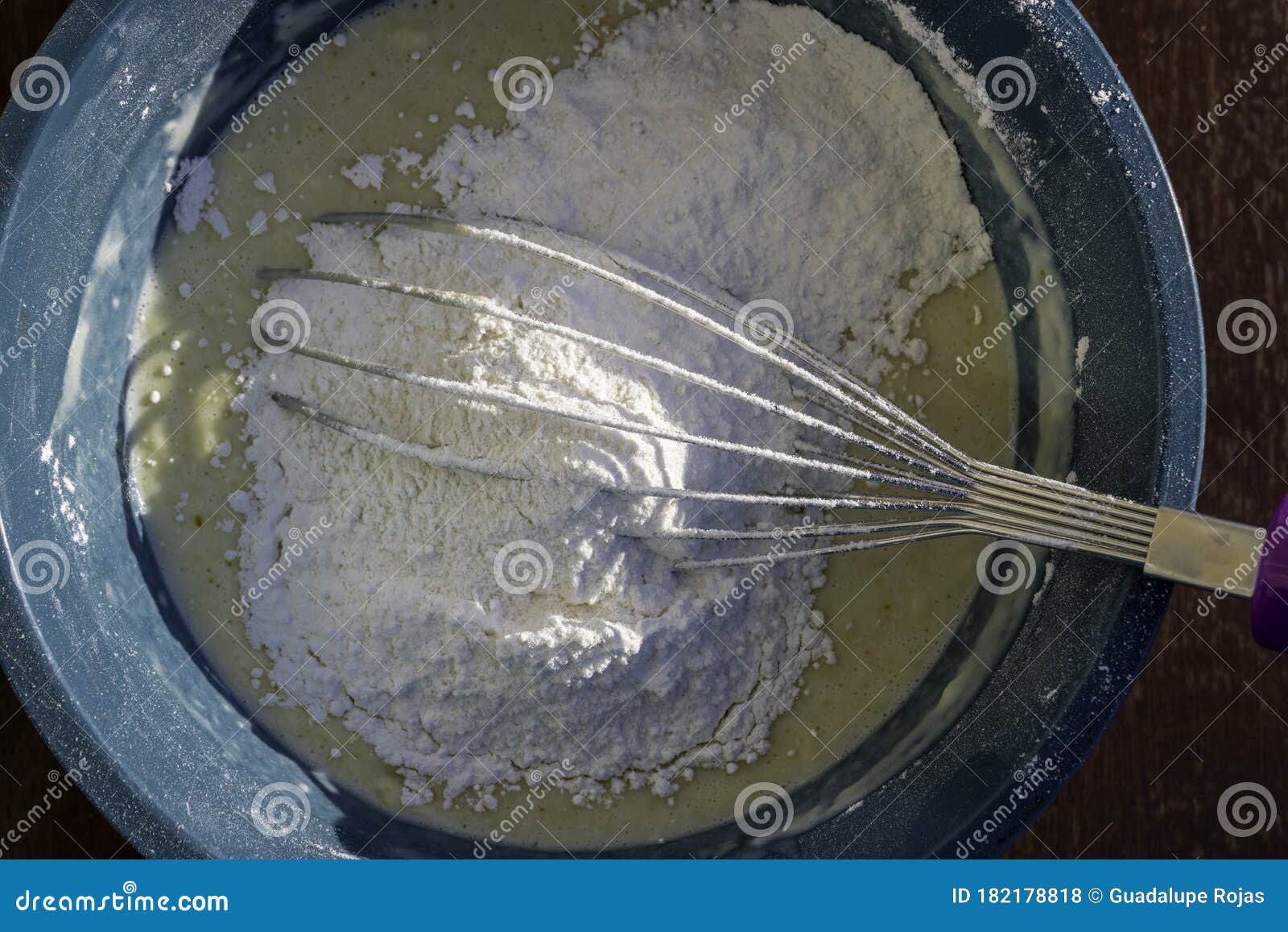 recipiente con harina para preparar algÃÂºn pastel o hot cakes