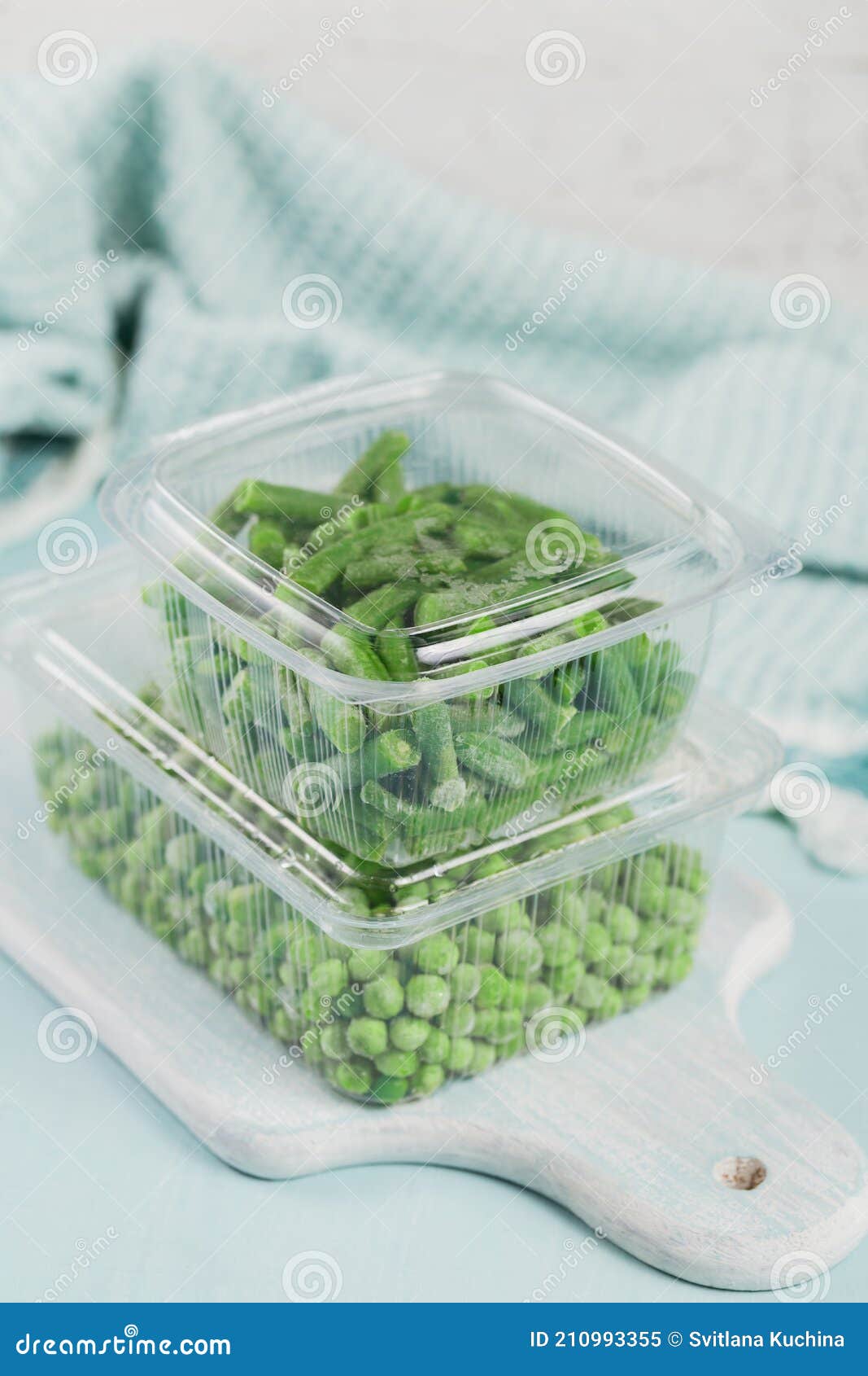 Recipiente De Plástico Con Verduras Orgánicas Congeladas
