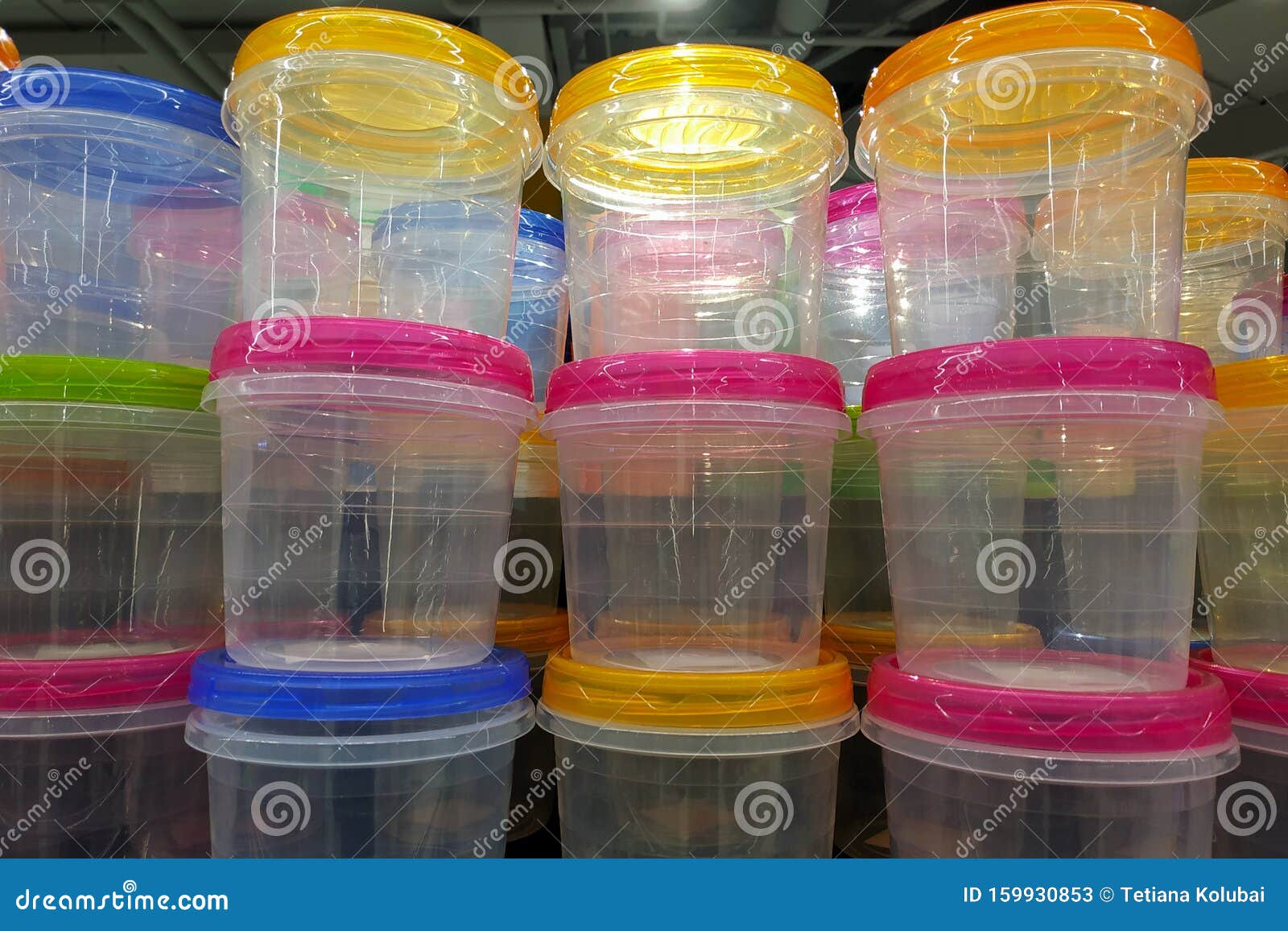 Recipientes De Plástico Transparente Alimentos Con Tapas Multicolores Apiladas En Una Pila Imagen de archivo - Imagen de envase: 159930853