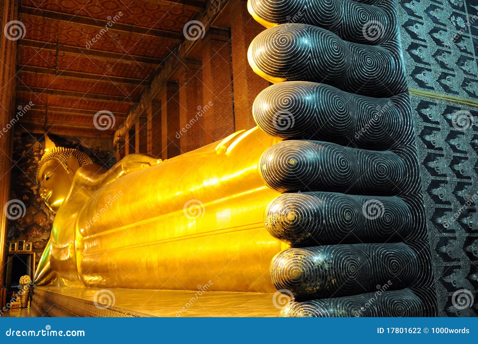 reclining buddha statue at wat pho in bangkok