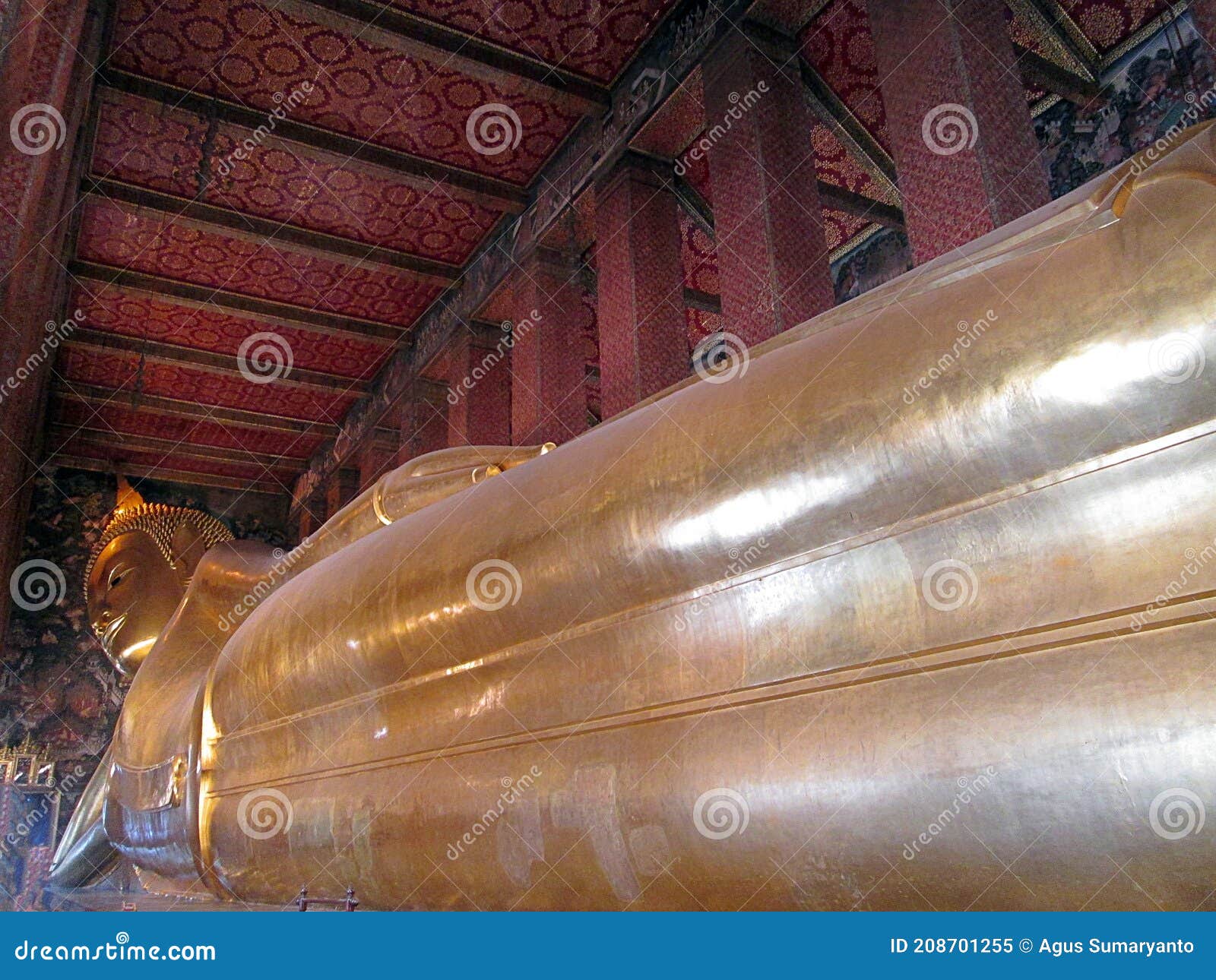 the reclining buddha statue in the wat pho temple