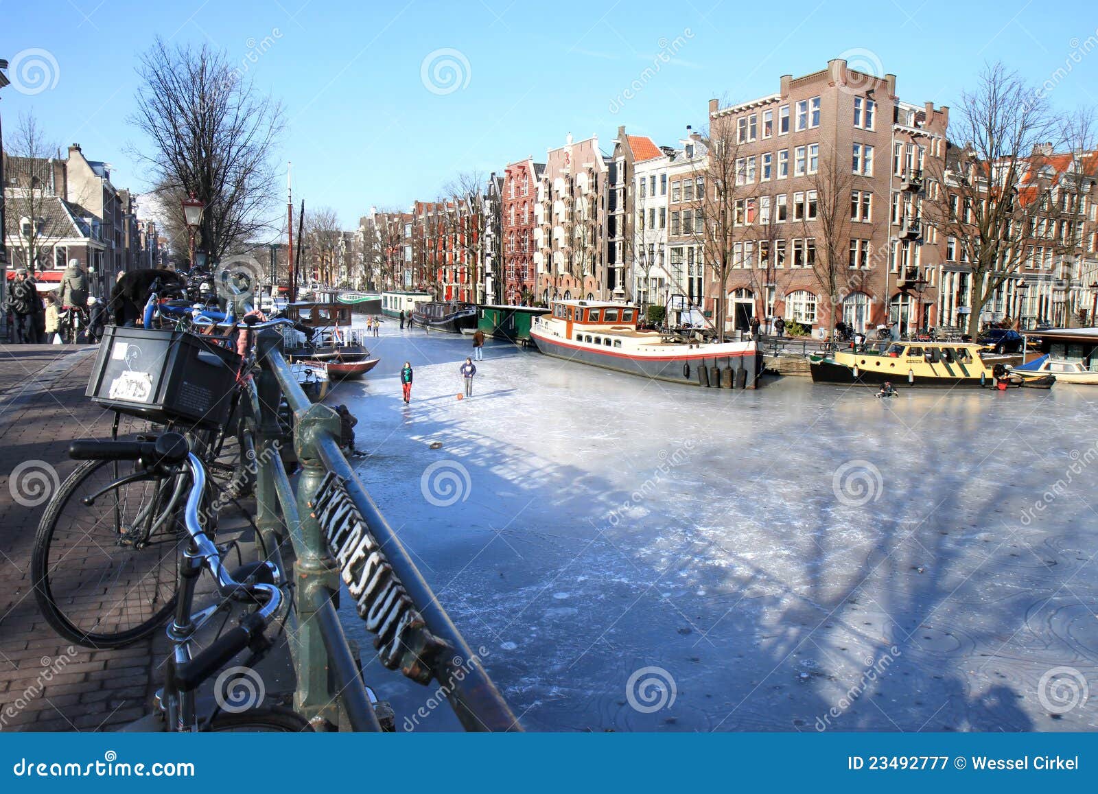 Recorriendo Sobre Los Canales Congelados Holandeses, Amsterdam