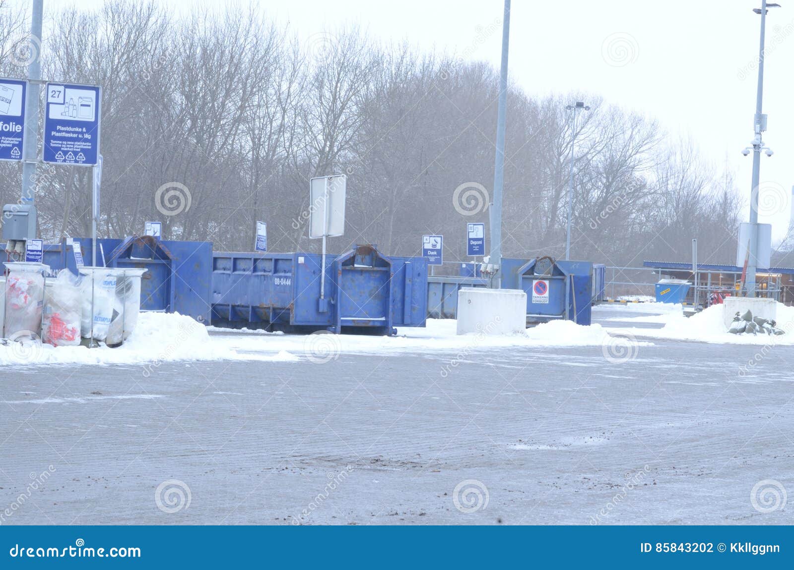 Recycling during winters stock photo. Image of deponering 85843202