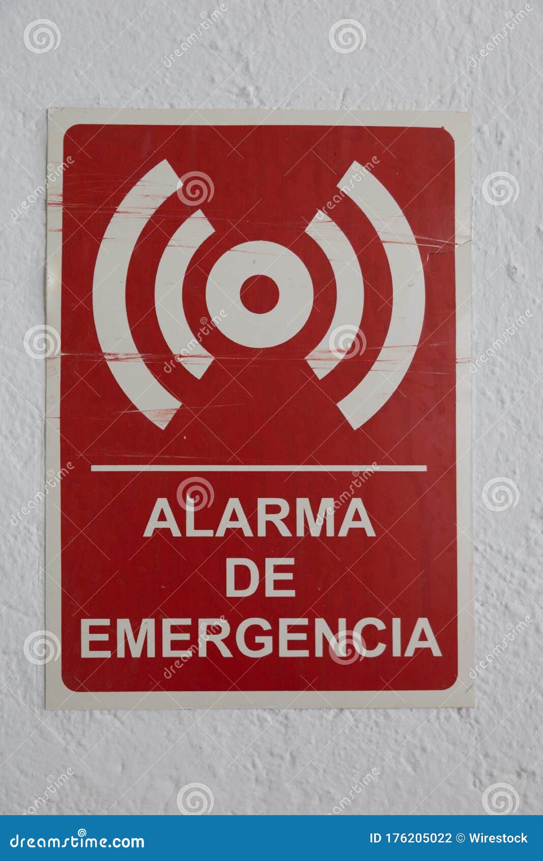 red alarma de emergencia - emergency alarm - sign on the white wall under the lights
