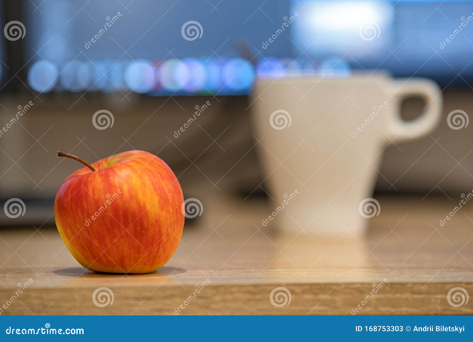 Stewart ø peeling Bliv overrasket A Red Apple on Office Desk on Computer Screen Blurred Background Stock  Image - Image of appetite, coffee: 168753303