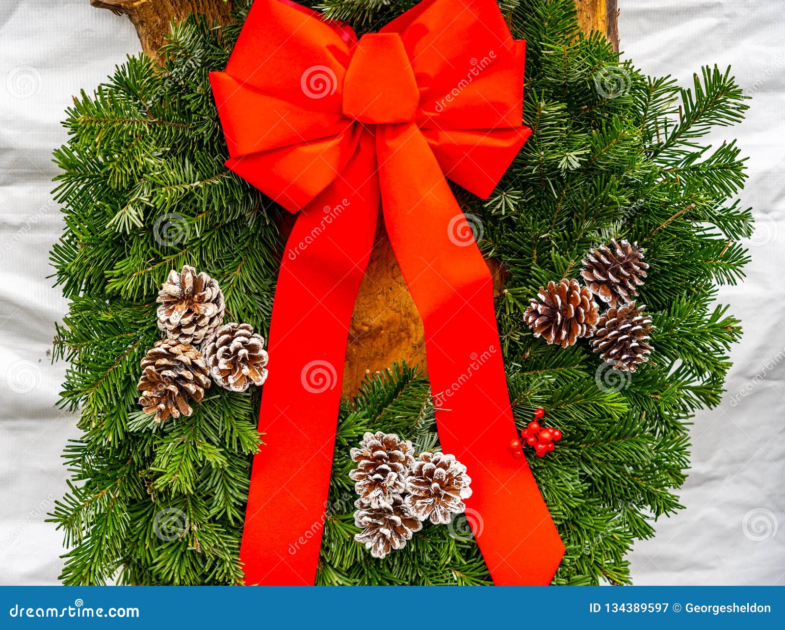 Red Bow on a Green Wreath stock image. Image of green 134389597