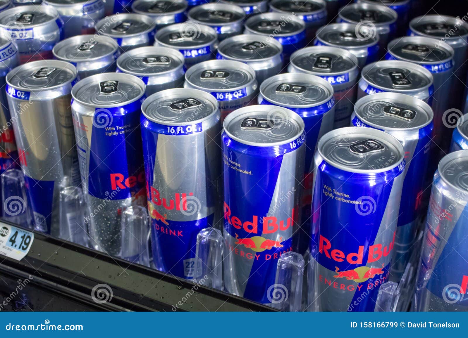 succes winnaar Verfijnen Red Bull in de winkel redactionele stock afbeelding. Image of verfrissing -  158166799