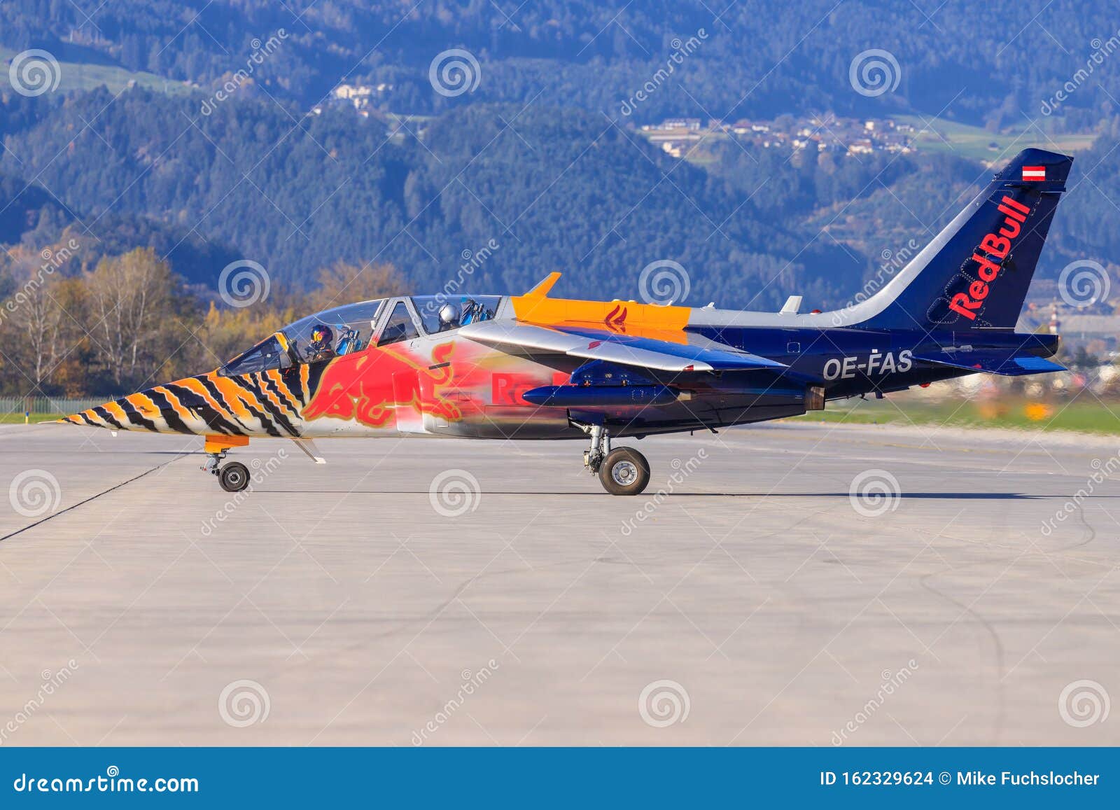 Red Bull Des Bulles Volants Dassault/Dornier Alpha Jet Image stock  éditorial - Image du vieux, beau: 162329624