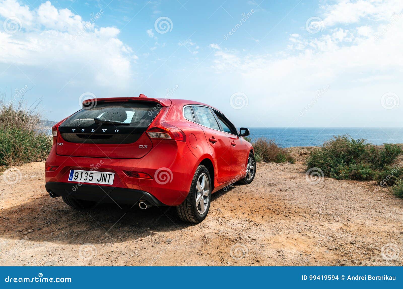 Examen album Parlament Bliv oppe Red Car Volvo V40 Standing on Edge of Cliff Against Sea. Editorial Stock  Image - Image of landscape, rural: 99419594