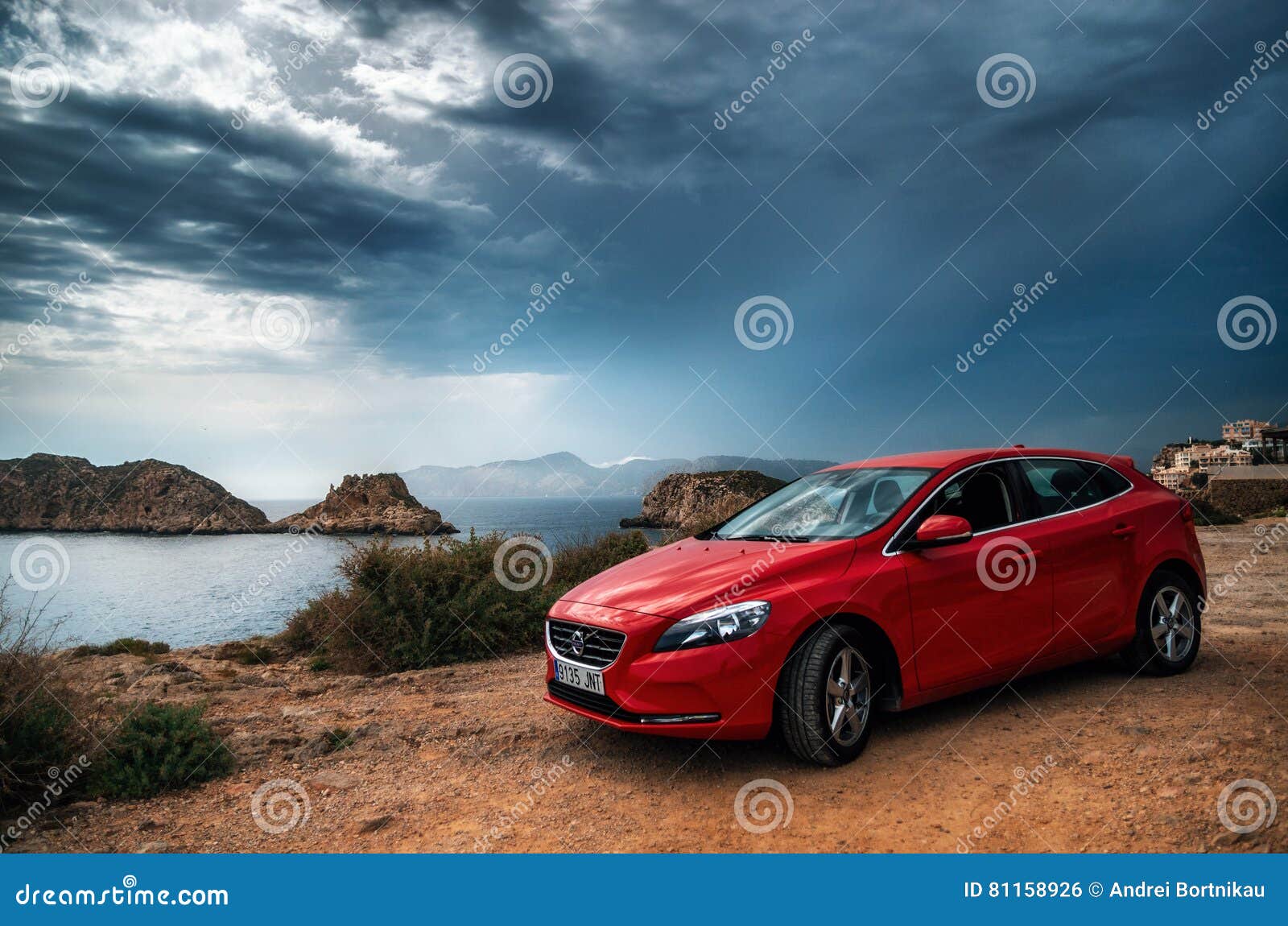 eskortere Våd rent Red Car Volvo V40 Standing on the Edge of a Cliff Against the Stormy Sky.  Editorial Photo - Image of ligth, edge: 81158926