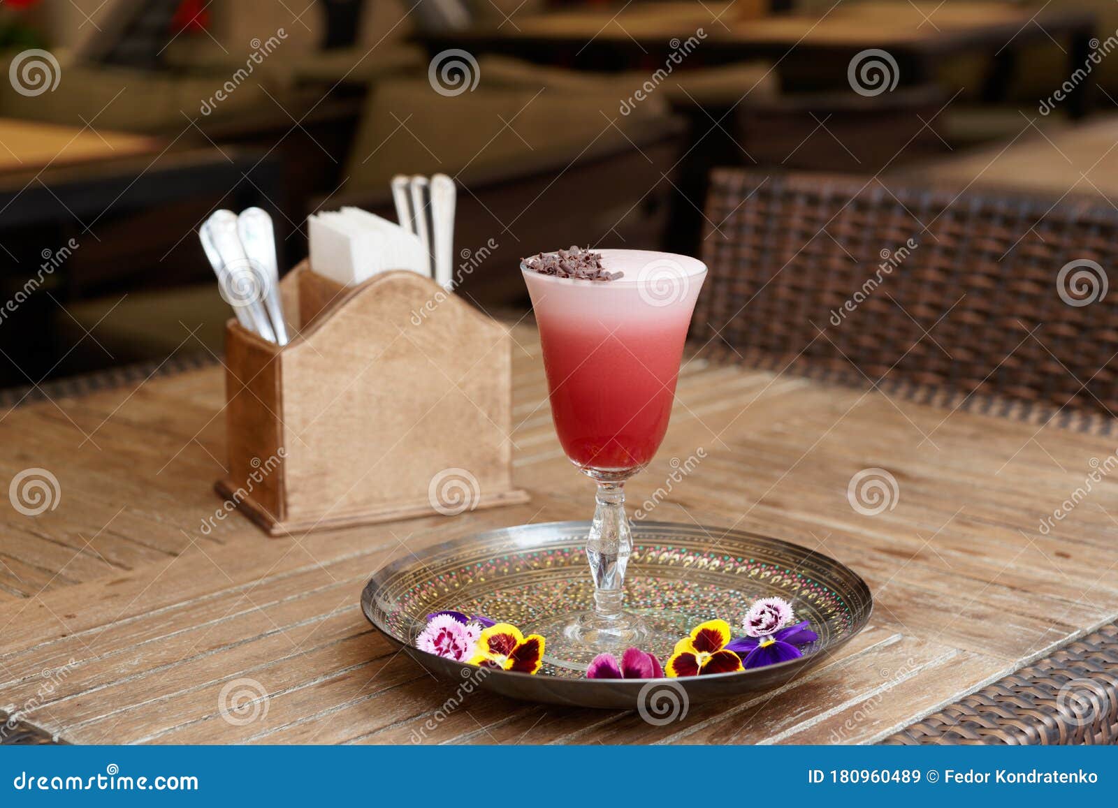 Red Cocktail Mit Schaum- Und Schokoladenschnitzeln Stockbild - Bild von ...