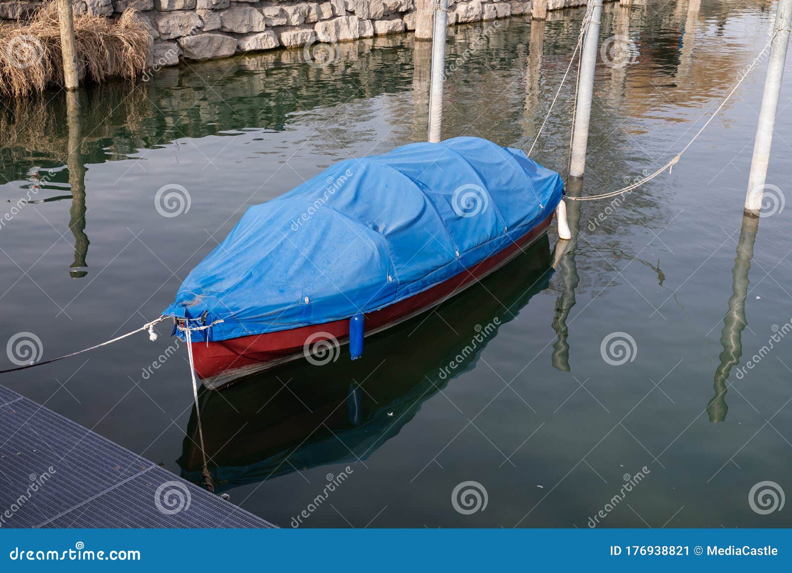 https://thumbs.dreamstime.com/z/red-fishing-boat-turquoise-water-blue-cover-sunset-day-176938821.jpg