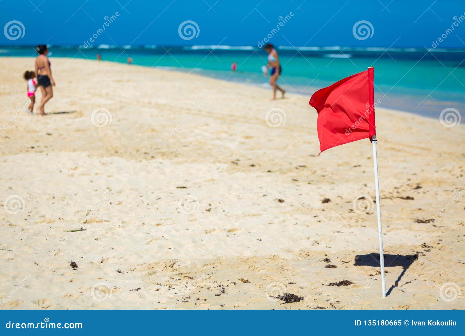 Beach warning red flags wind -Fotos und -Bildmaterial in hoher