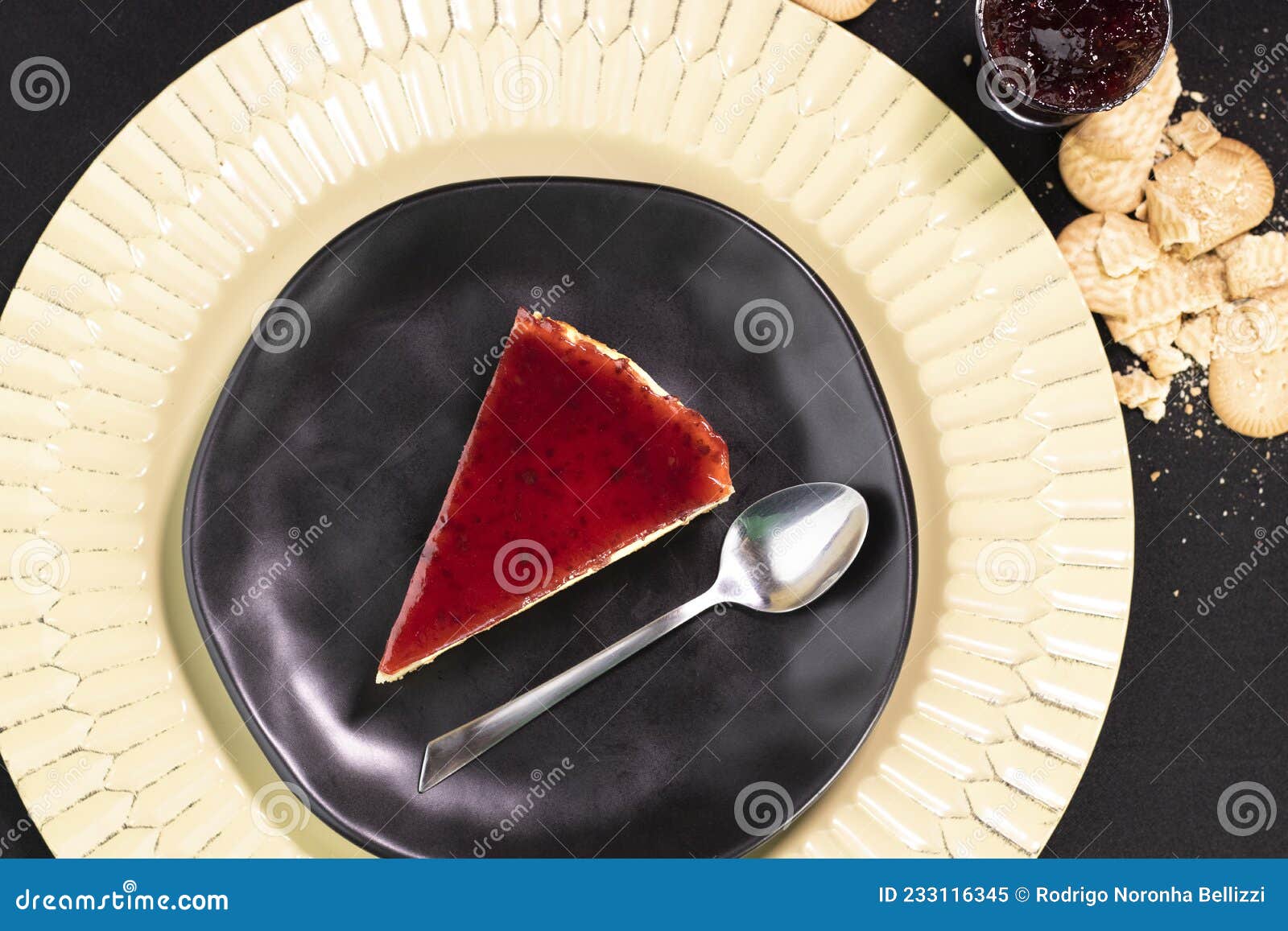 red fruits cheesecake frutas on a black plate