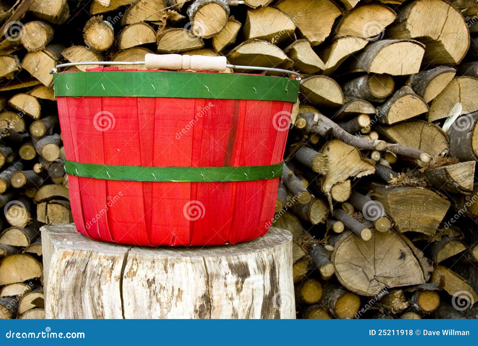 Red för korgbushelgreen. Traditionellt för stapel för journal för green för bakgrundskorgbushel rött lantligt