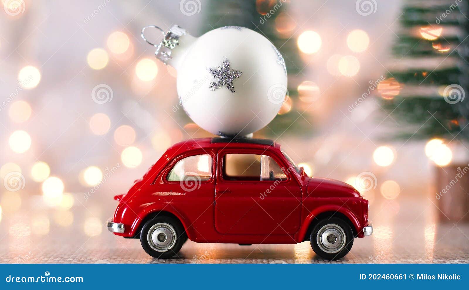 Red Kleines Auto Mit Weihnachtsweißer Verzierung Für Weihnachtsbaum Und  Blinklichter Stock Video - Video von kennsatz, karte: 202460661