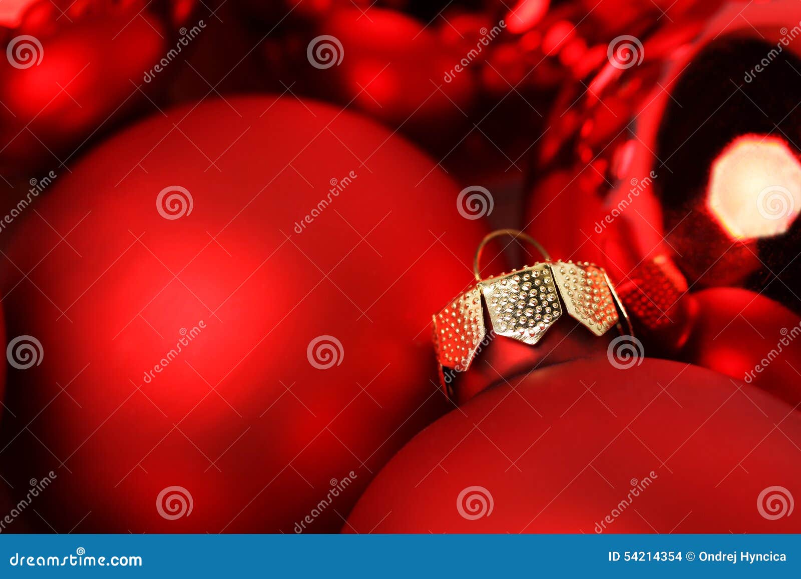 red matt christmas balls and glossy christmas ball - horizontal