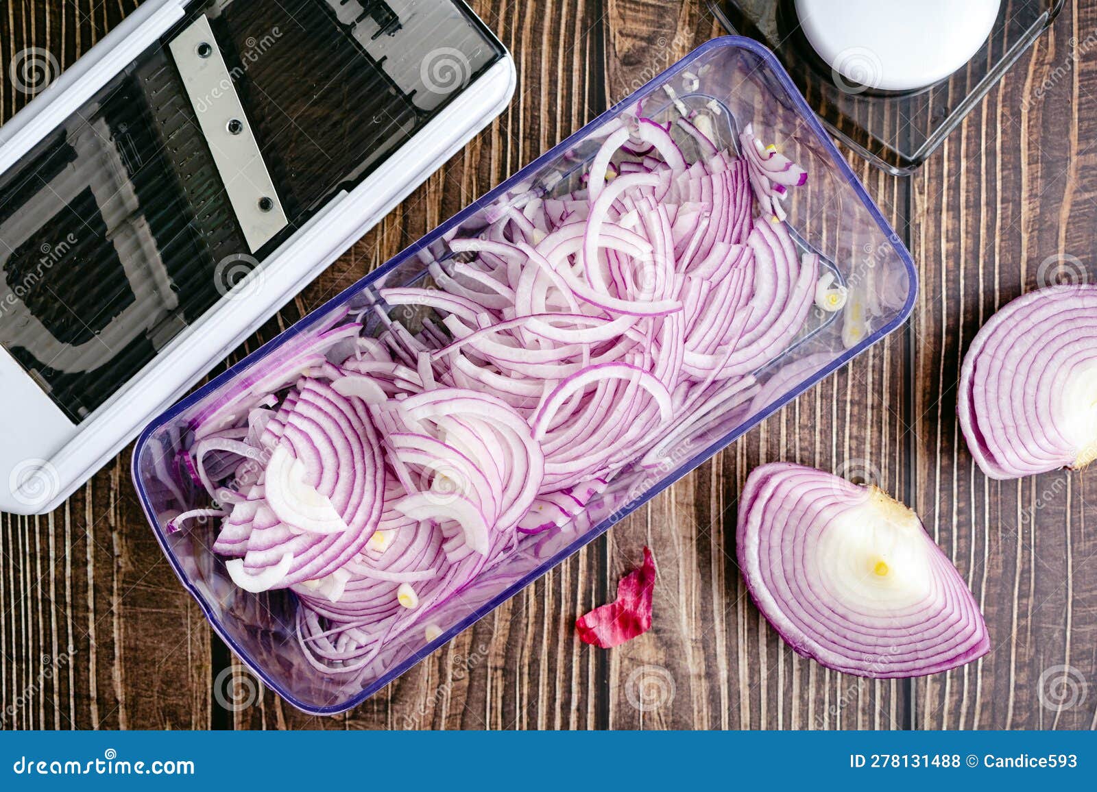 https://thumbs.dreamstime.com/z/red-onions-sliced-thinly-mandoline-onion-viewed-directly-above-278131488.jpg